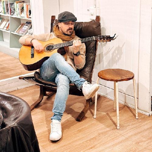 Guilherme Guitarrista/Pianista/Cantor Guilherme Guitarrista/Pianista/Cantor